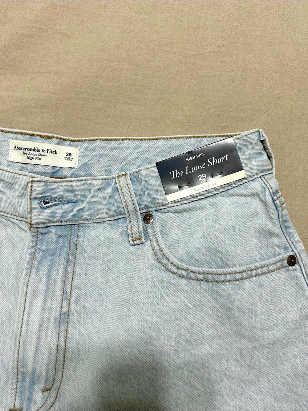 NWT Abercrombie & Fitch Light Wash High Rise Loose Denim Shorts - Picture 2 of 5
